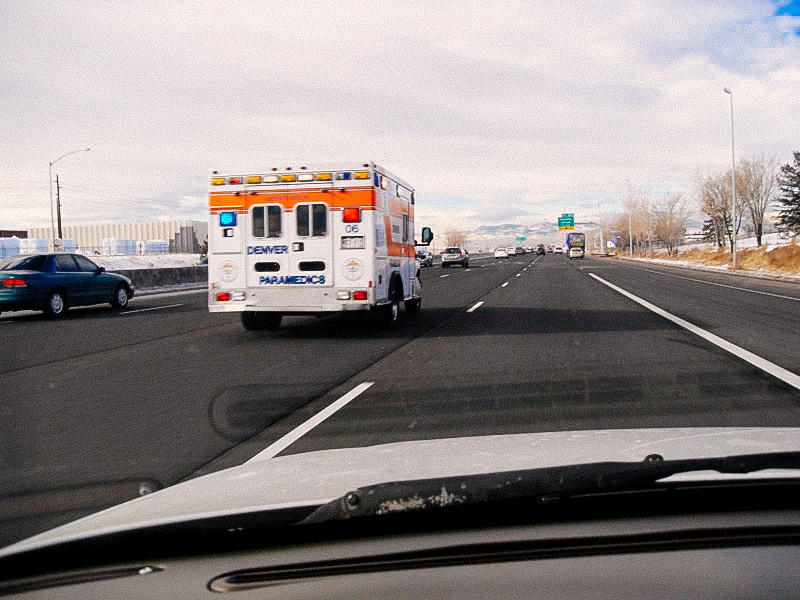 Conduire derrière une ambulance pendant qu'un patient est transporté à l'hôpital en raison d'une urgence médicale