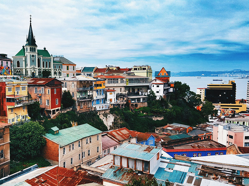 Maisons colorées à Valparaiso au bord de l’eau