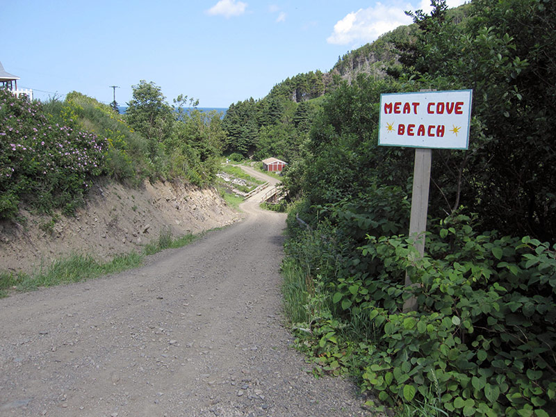 Chemin de terre menant à la plage de Meat Cove.