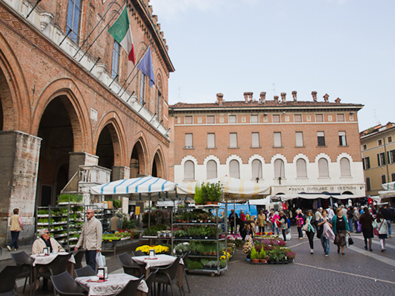 Au cœur de la Lombardie, Cremona a une place publique vivante où on s’y masse pour le marché