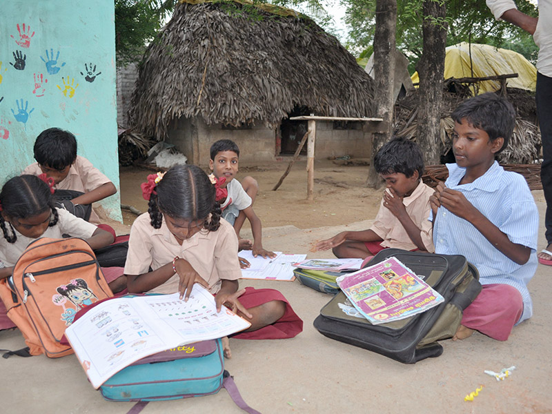 Enfants en train de faire leurs devoirs à Pillai Petral, en Inde