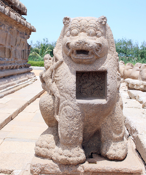 Voyez la statue du lion de Durga lors de votre visite du temple du Rivage 