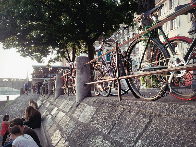 Série de vélos le long du Rhin, en Suisse