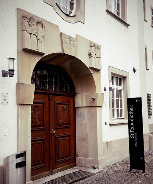 Porte d’entrée de la bibliothèque abbatiale