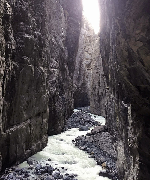 One should not be afraid of tight spaces in the canyons of the glacier