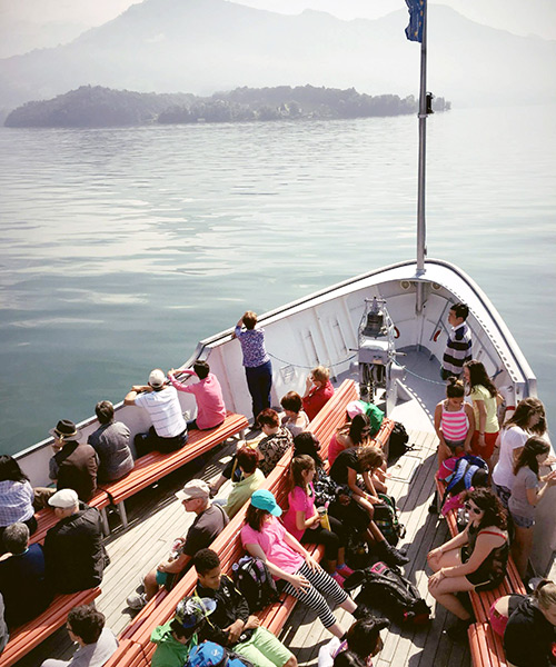 Passagers à bord de la croisière admirant le paysage suisse