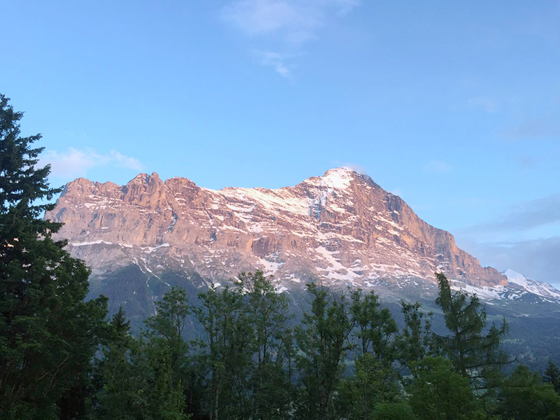 Paysage ensoleillé du mont Eiger