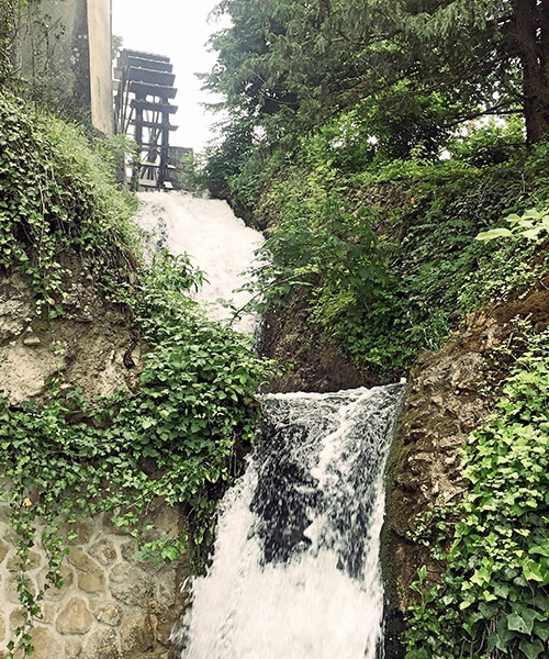 Moulin au sommet des chutes du Rhin en suisse