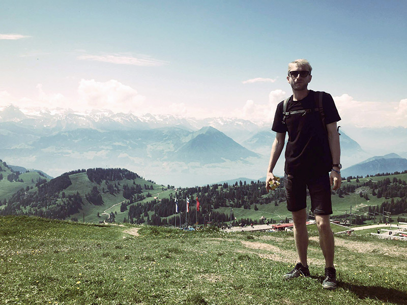 Voyageur au sommet du Mont Rigi en Suisse