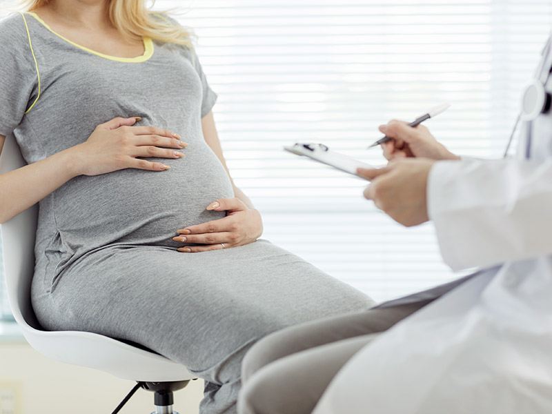 Les femmes enceintes ou qui prévoient de l’être prochainement devraient discuter de leur projet de voyage avec un fournisseur de soins de santé. Alt Text (100 characters max): Femme enceinte au cabinet de médecin