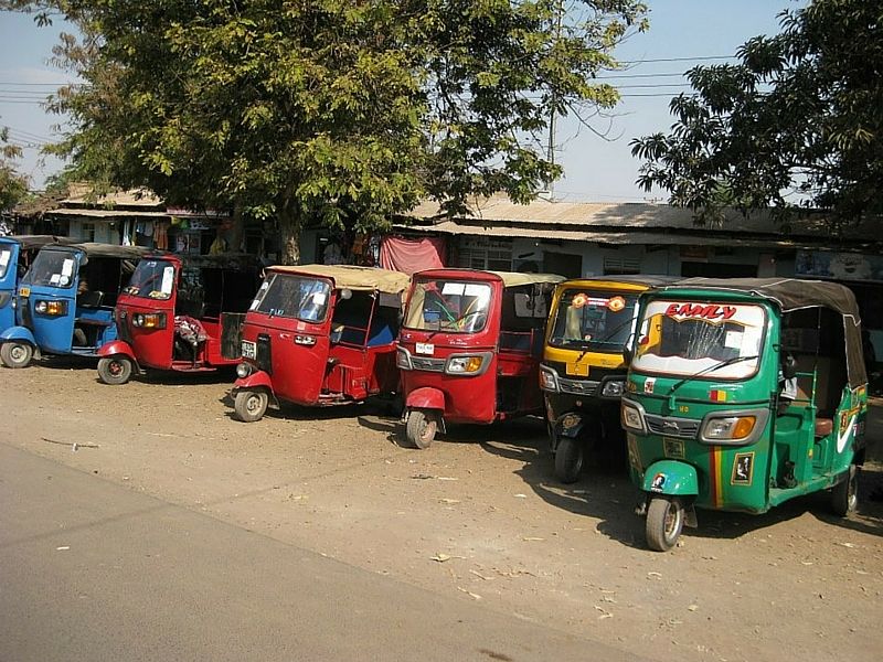 Les tuk-tuks sont abordables et amusants pour les voyageurs avec sac à dos débutants 