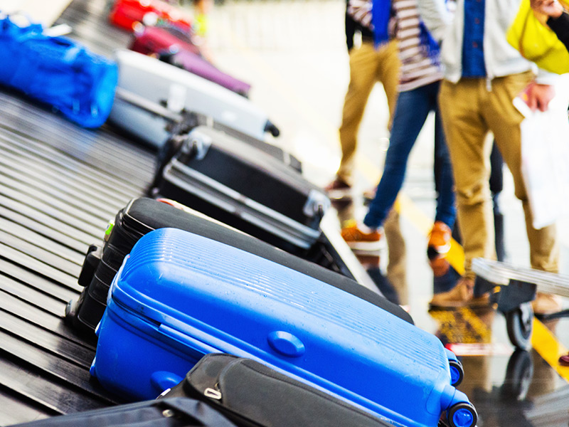 valises sur un carrousel à bagages 