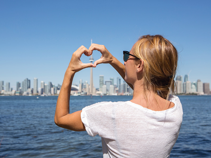 Femme avec vue sur Toronto