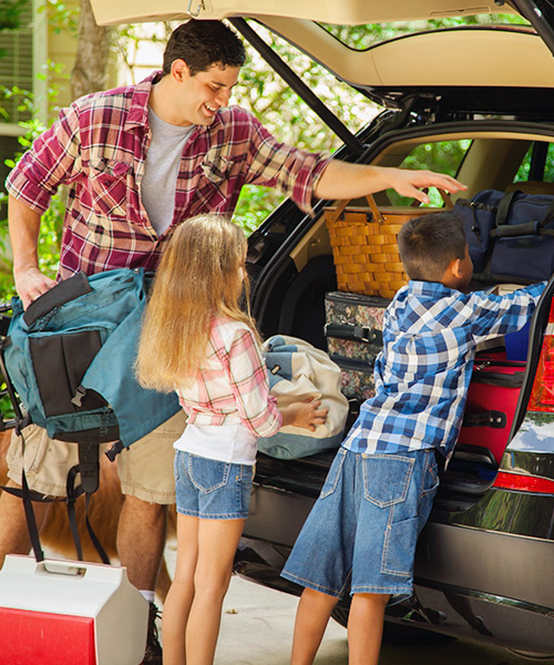 préparatifs de voyage pour une famille en prévision d’un tournoi 