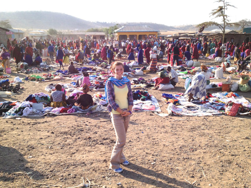 Ma fille dans un marché Maasaï en Tanzanie 