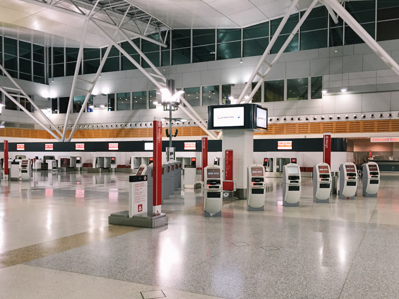 Borne libre-service à l’aéroport. 