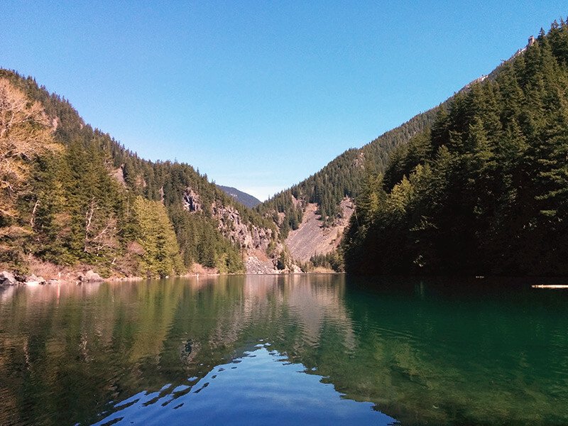 lac serein au milieu des montagnes