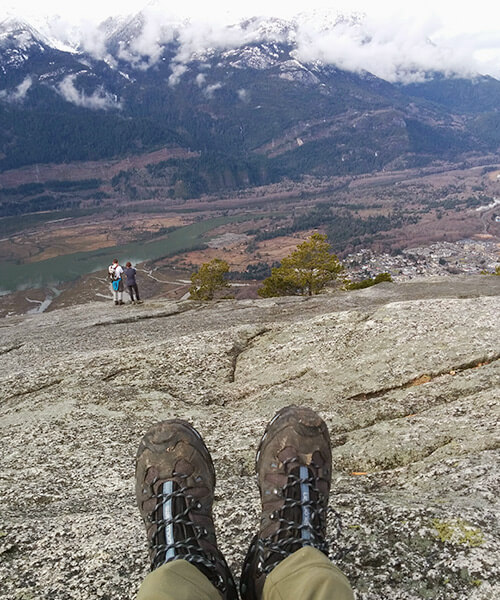 vue du sommet et chaussures de randonnée 