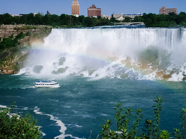 Niagara Falls with a Maid-of-the-Mist tour boat and a rainbow