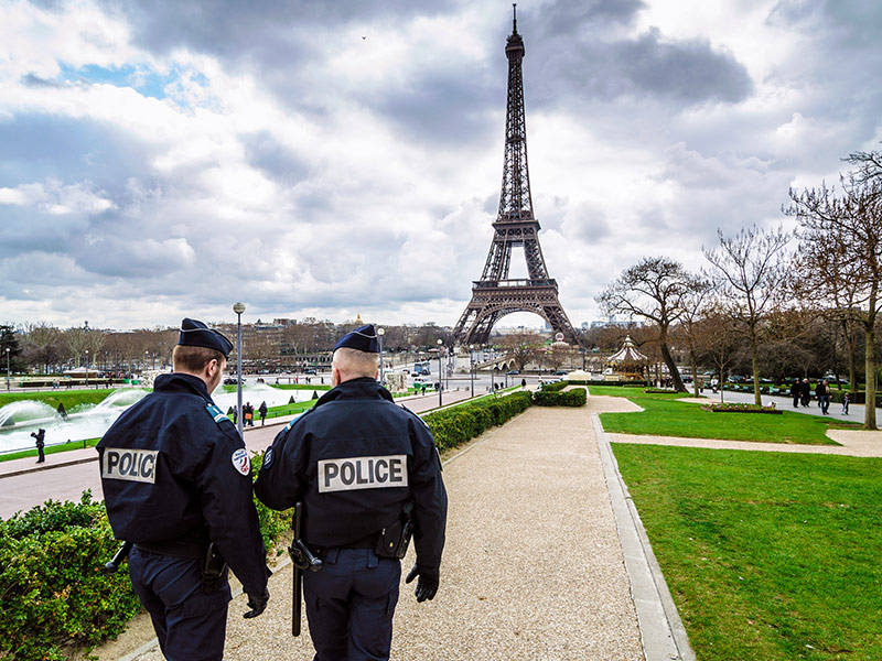 Avertissements de voyage fréquents et sécurité rehaussée pour certains lieux touristiques en Europe