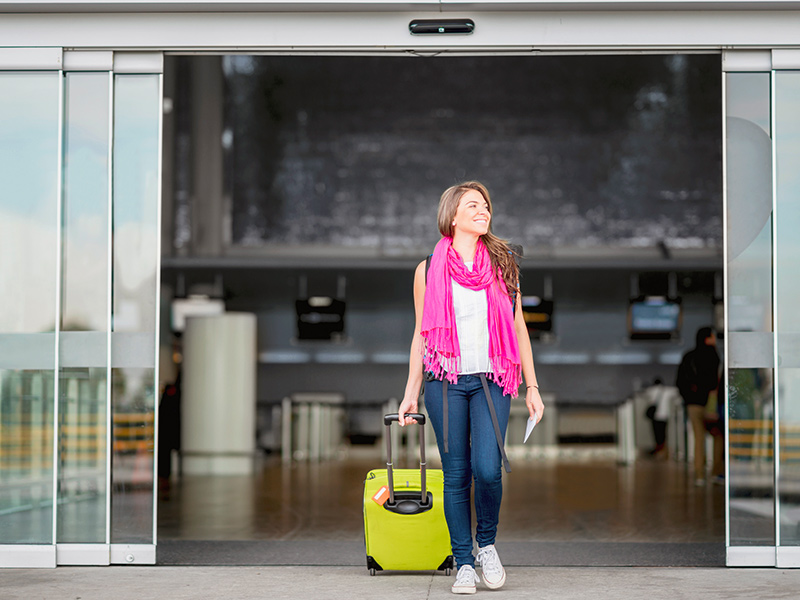 femme quittant l’aéroport 
