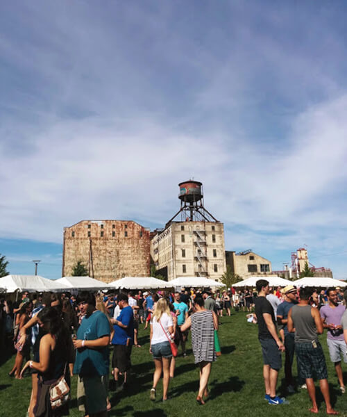 Participants au festival du cidre avec un bâtiment en toile de fond