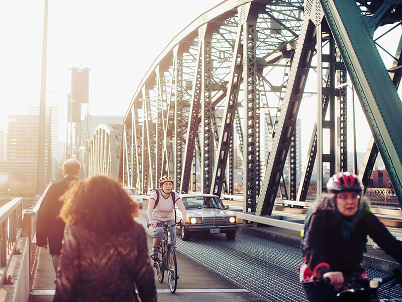 Cyclistes sur un pont à Portland