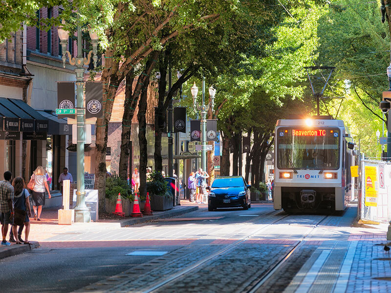 Un train MAX en centre-ville de Portland