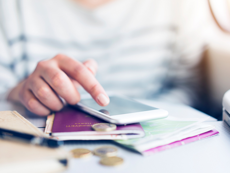 Planification de voyage avec passeport et iPhone