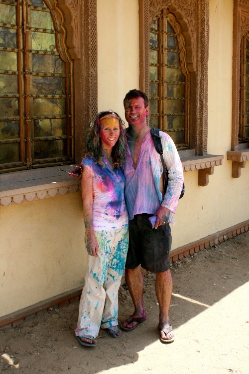 Ma femme et moi-même tout sourire après le festival Holi