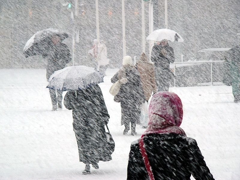 Crowds of people hurry home as winter storm juno arrives