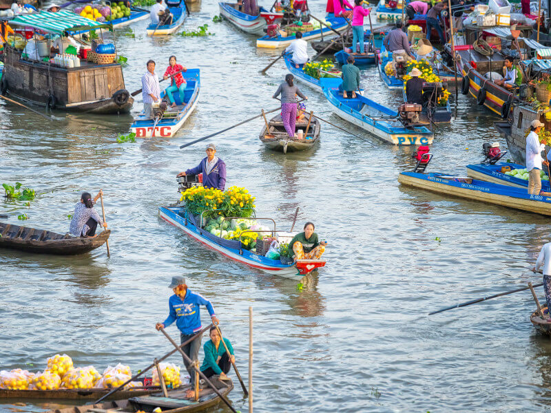 marché flottant sur la rivière du Mékong