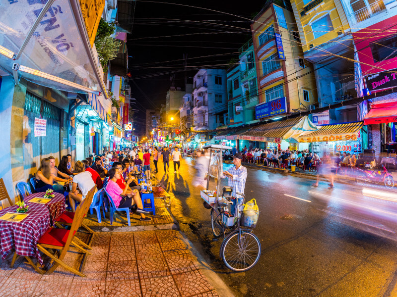 les chariots de nourriture de la rue ho-chi-minh