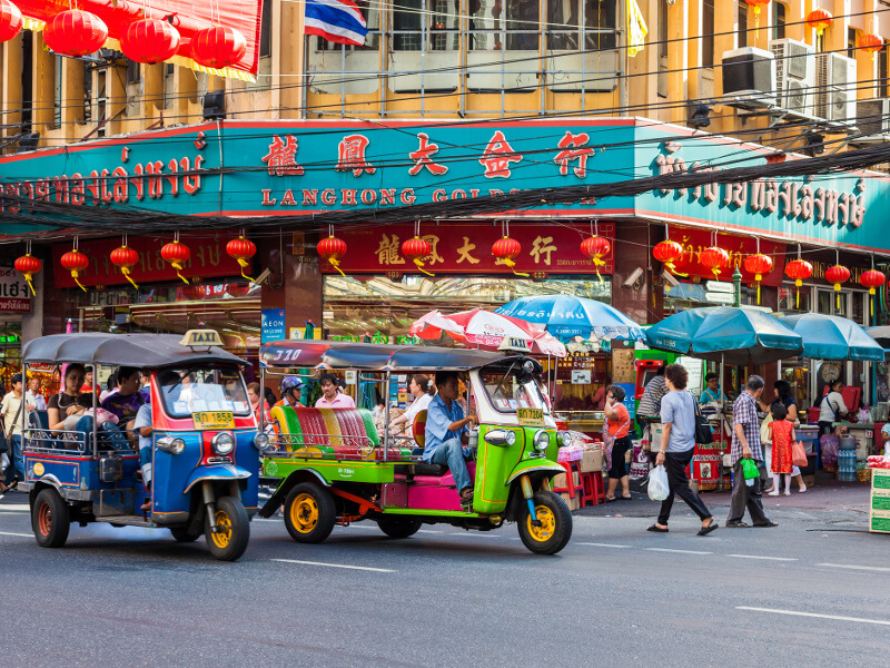 Soyez dans le feu de l’action et découvrez la Thaïlande à bord d’un tuk-tuk.