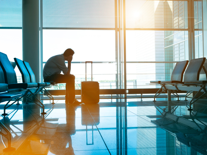Homme seul en attente d’un vol à l’aéroport