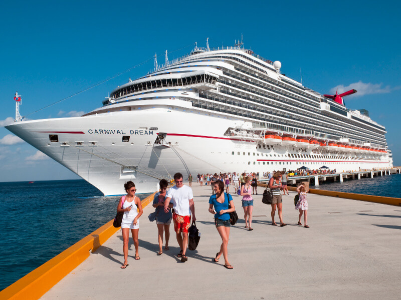 Passagers descendent de leur navire de croisière et se préparent pour leur excursion