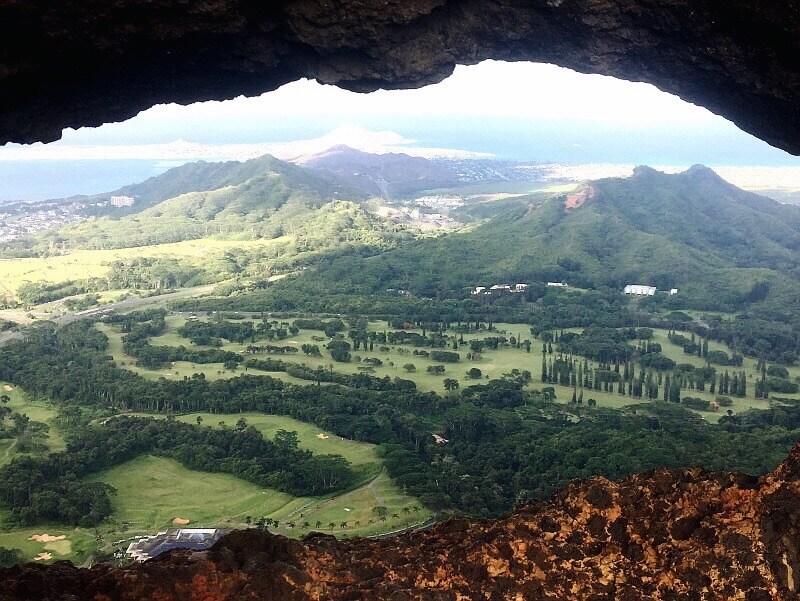 La vue à travers le trou du Pali Puka, point d’observation naturel de Oahu. Alt text: Point d’observation de Pali Puka