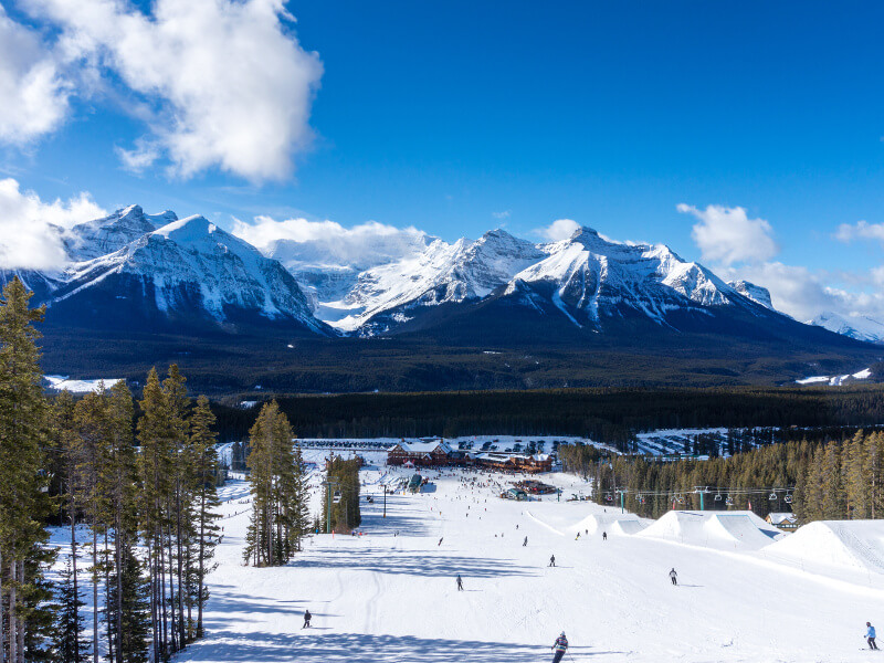 Des skieurs et des planchistes à la station de ski du Lac Louise, en Alberta