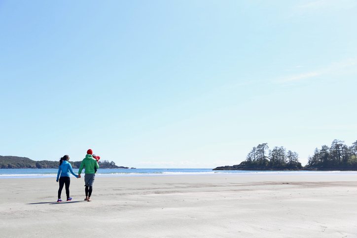 Tofino a plusieurs plages populaires fréquentées par les surfeurs, les nageurs, les kayakistes, les ramasseurs d’épaves, les artistes et les amoureux de la nature.