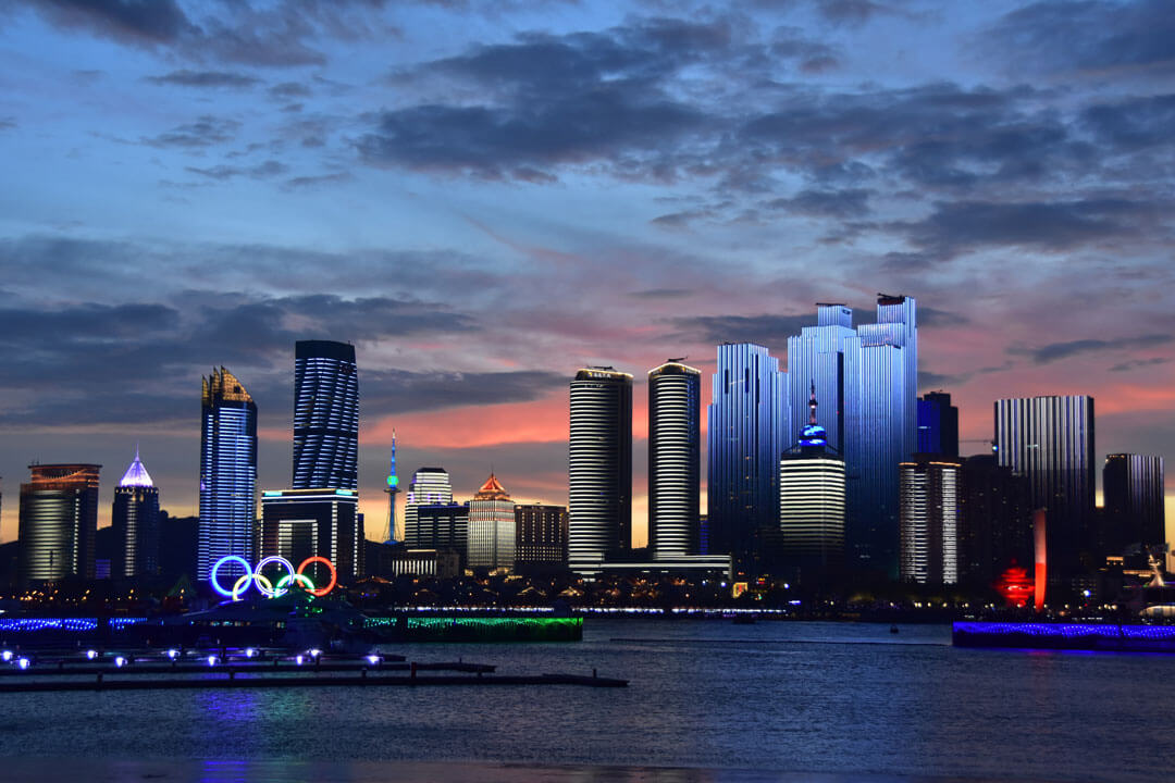 vue nocturne de Qingdao, en Chine 