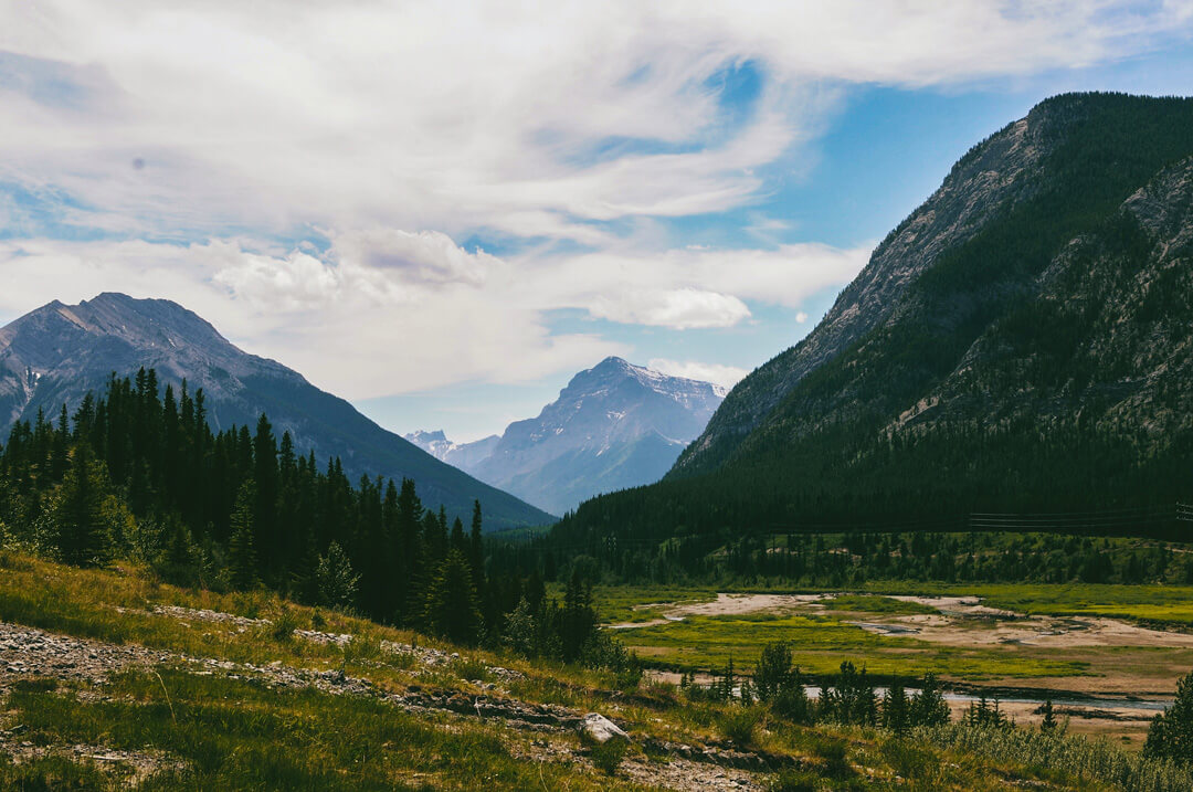 Rocky Mountains, Alberta Mountain valley, Alberta, Canada, by @emcomeau, unsplash.com