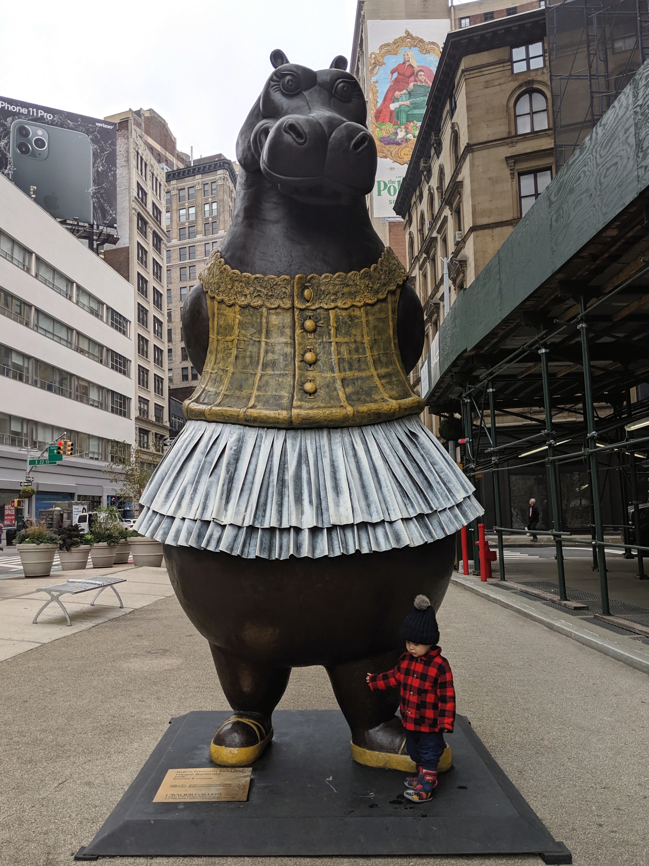 giant bronze hippo ballerina sculpture outside of the Flatiron Building in NYC