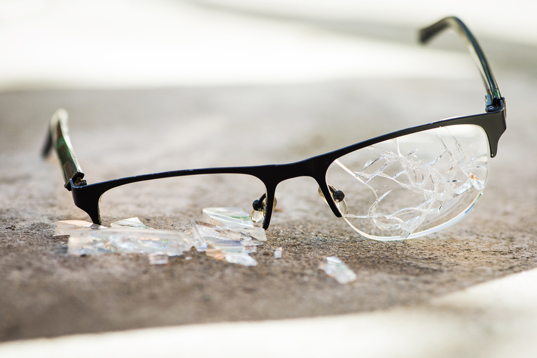 broken-eyeglasses-on-vacation